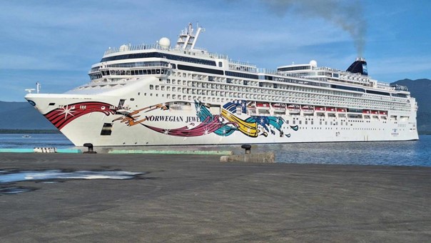 The Norwegian Jewel carrying with it around 3,000 passengers and crew is the second of the six cruise ships calling port in Puerto Princesa. (1)